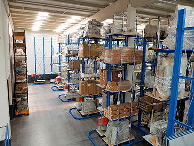 foto noticia Seuner: Capacidad de almacenamiento versátil para componentes de tornos. Sistema de estanterías para piezas de maquinaria.
